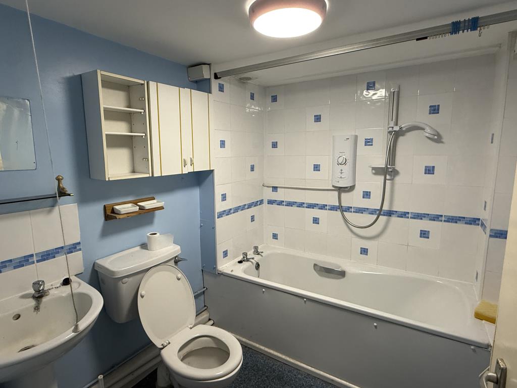 Lot: 111 - SUBSTANTIAL PERIOD PROPERTY ARRANGED AS FOUR FLATS ON A LARGE PLOT WITH REAR FRONTAGE FOR REFURBISHMENT AND WITH POTENTIAL - Bathroom in Flat 1 of Period House Arranged as Four Flats